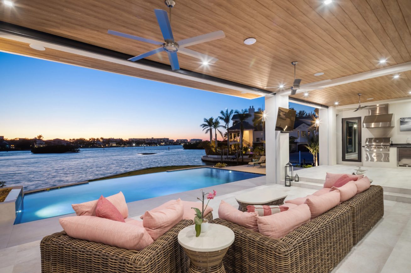 Waterfront lanai